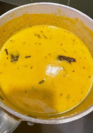 ગુજરાતી કઢી (Gujarati Kadhi Recipe In Gujarati) રેસીપી મુખ્ય ફોટો