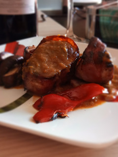 Una foto de Solomillos de cerdo arropado en bacon en salsa de málaga virgen