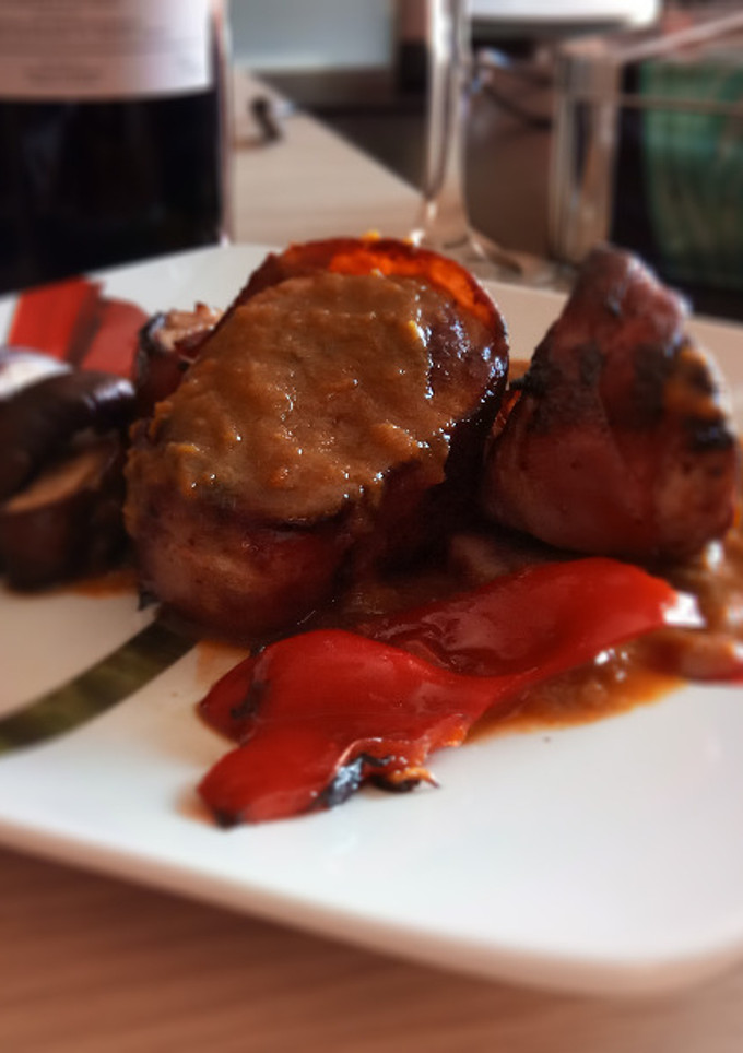 Una foto de Solomillos de cerdo arropado en bacon en salsa de málaga virgen