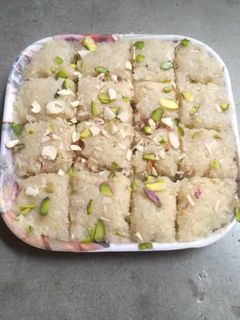 नारियल की बर्फी (nariyal ki barfi recipe in Hindi) रेसिपी मुख्य फोटो