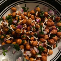 A picture of Kaala chaana chaat (black chickpea).