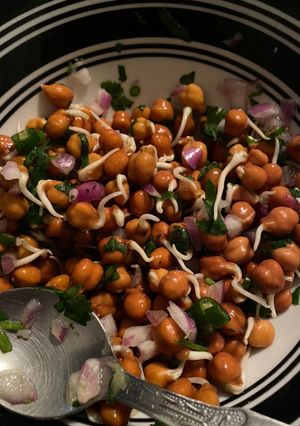 A picture of Kaala chaana chaat (black chickpea).