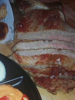 Una foto de Chuletón de ternera a la plancha tres salsas
