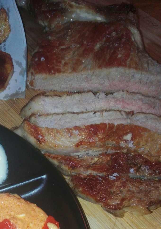 Una foto de Chuletón de ternera a la plancha tres salsas