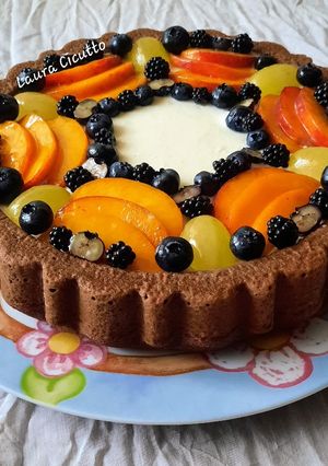 Foto di Torta Mary Ann cake al cacao con crema al mascarpone e frutta