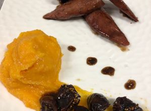Une photo de Aiguillettes de canard figues rôties et sa purée de carotte panais