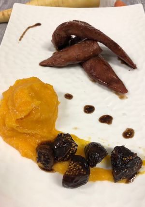Une photo de Aiguillettes de canard figues rôties et sa purée de carotte panais