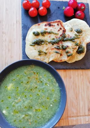 Une photo de Soupe froide concombre céleri branche gingembre avec paratha