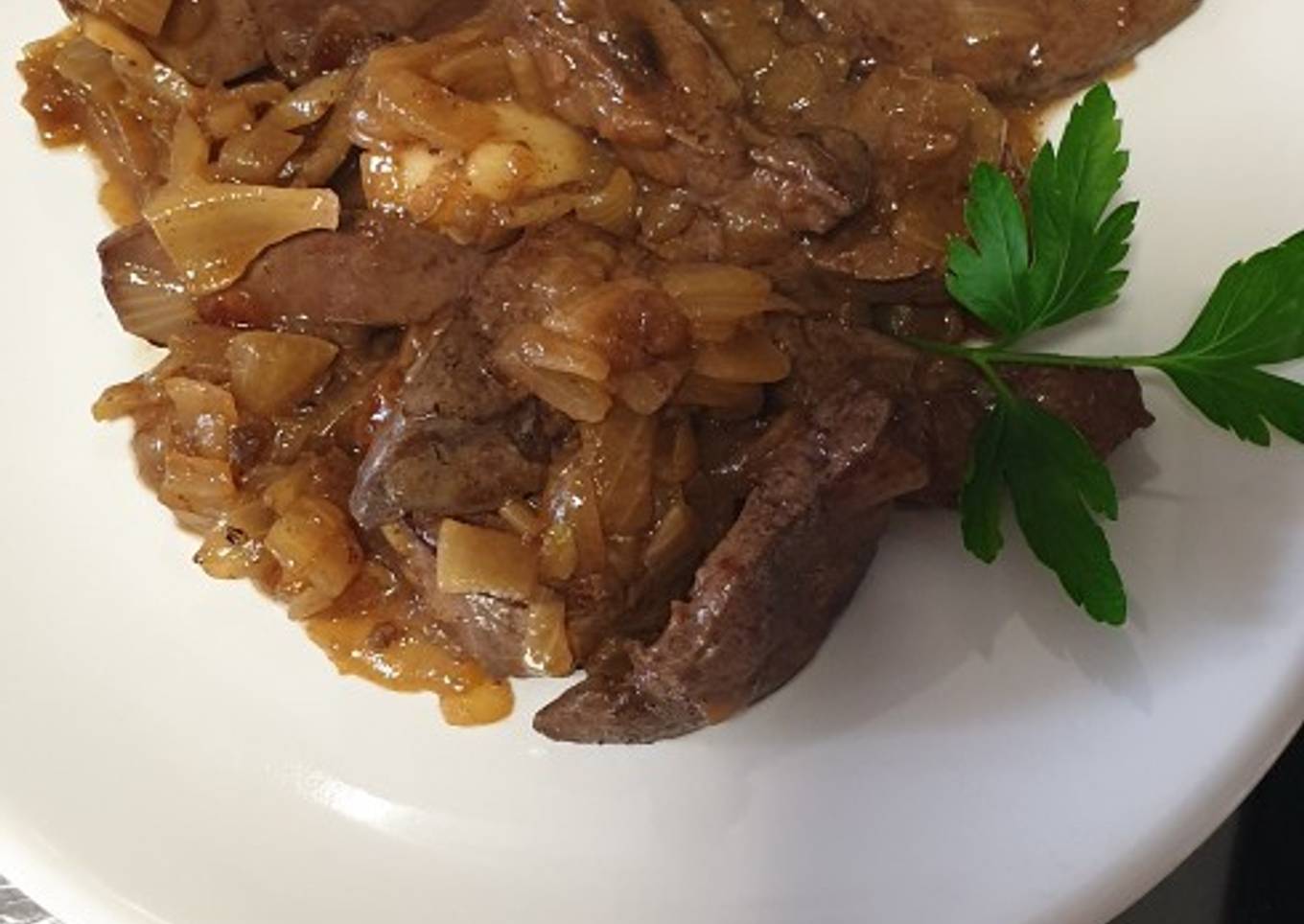 Hígado de cordero encebollado