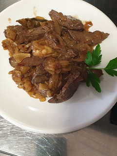 Una foto de Hígado de cordero encebollado