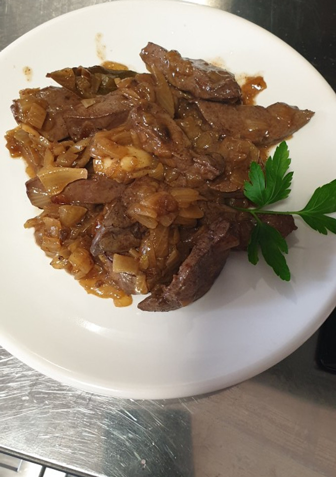 Una foto de Hígado de cordero encebollado