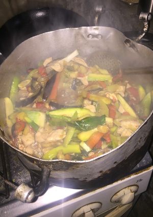 Una foto de Guiso de verduras con cuadraditos de pollo