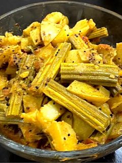 સરગવા બટાકા નું શાક (Saragva Bataka Shak Recipe In Gujarati) રેસીપી મુખ્ય ફોટો