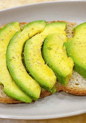 Hình của món Eat clean: Bánh mì, bơ, đậu lạc.