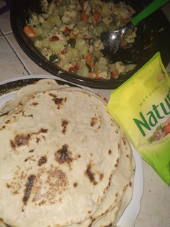 Una foto de Tacos con relleno de pollo y verduras