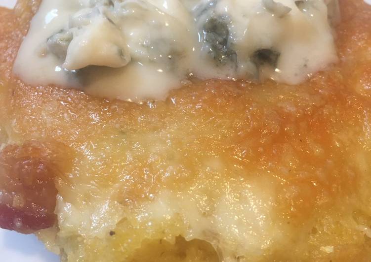 Polenta pasticciata con gorgonzola, provola, speck e salsiccia