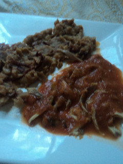 Una foto de Entomatado de pollo y frijoles refritos con chile pasilla y pulque. Las Correa. Jalisco México