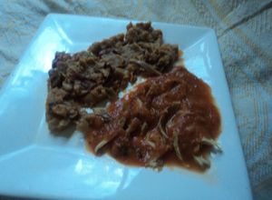 Una foto de Entomatado de pollo y frijoles refritos con chile pasilla y pulque. Las Correa. Jalisco México