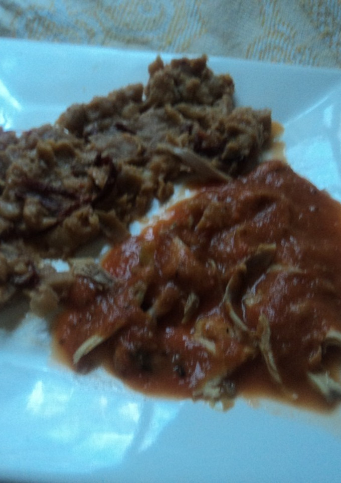 Una foto de Entomatado de pollo y frijoles refritos con chile pasilla y pulque. Las Correa. Jalisco México