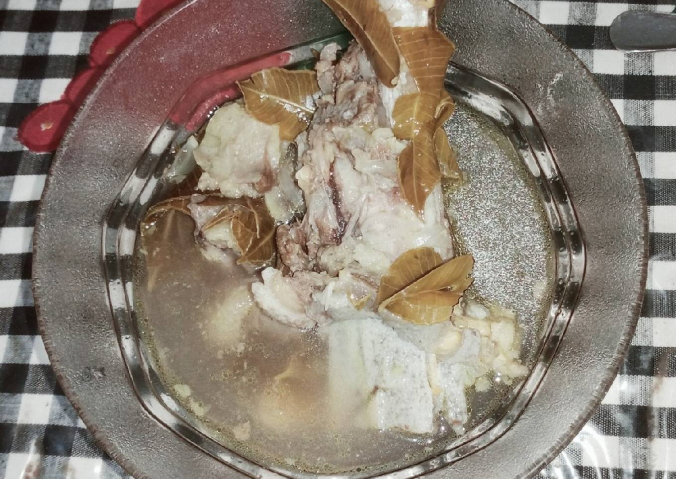Asem-asem Iga Sapi dengan Daun Kedondong