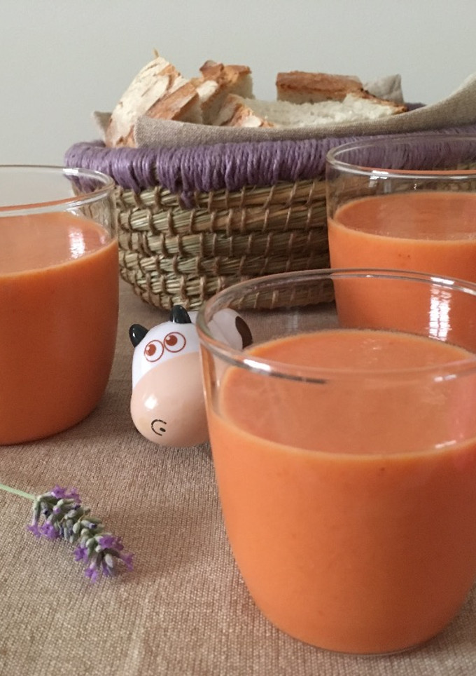 Una foto de Gazpacho "con bigote" para niños