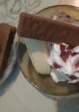 Una foto de Helado, plátano y wafer con chocolate (Huesitos)