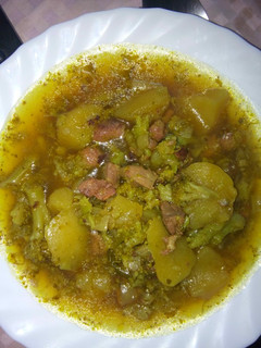 Una foto de Patatas con carne y brócoli