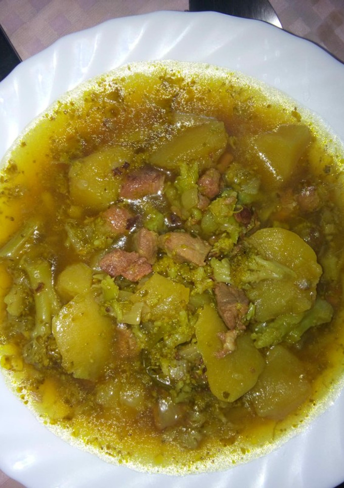 Una foto de Patatas con carne y brócoli