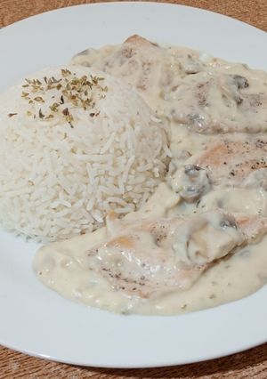 صورة لوصفة صدر دجاج مع كريمة الطبخ والفطر