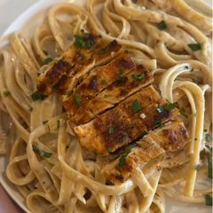A picture of Chicken Alfredo.