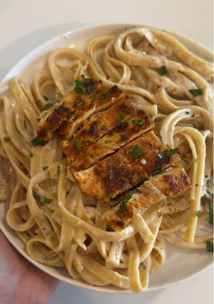 A picture of Chicken Alfredo.
