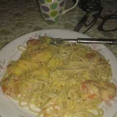 A picture of Pasta con camarones.