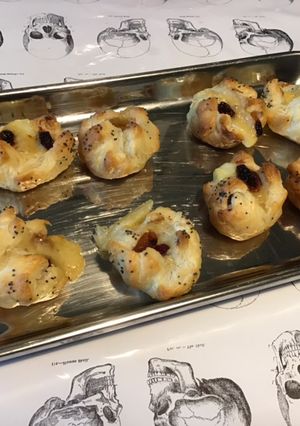 Une photo de Feuilletés cantal et comté aux raisins et pavot bleu