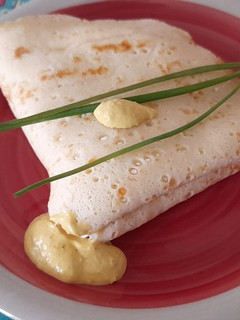 Una foto de Crepe de Salmón a la parrilla, queso y alcaparras