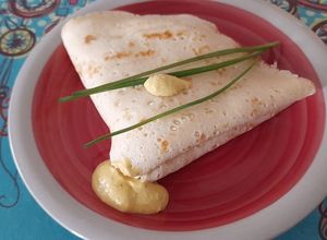 Una foto de Crepe de Salmón a la parrilla, queso y alcaparras