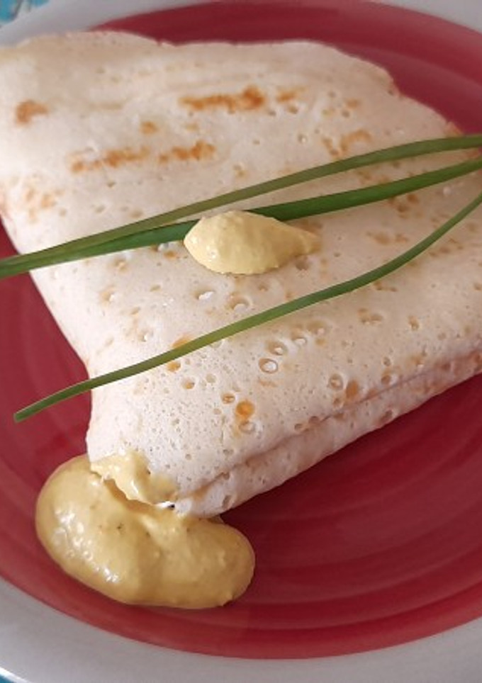 Una foto de Crepe de Salmón a la parrilla, queso y alcaparras