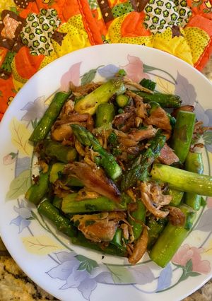 Hình của món Gà xào măng tây.