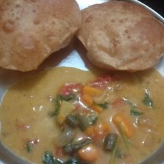 A picture of Poori with kurma.