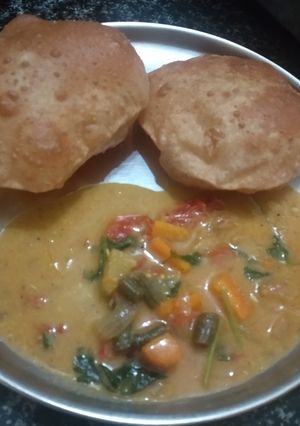 A picture of Poori with kurma.