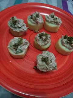 Una foto de Cetogénica: pepino relleno de atún picante