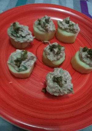 Una foto de Cetogénica: pepino relleno de atún picante