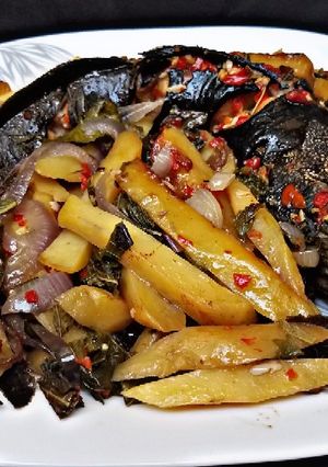 Grilled cat fish with potatoes and spinach ainihin hoton girkin