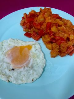 Una foto de Pisto con huevo frito