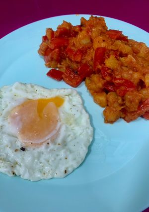 Foto principal de Pisto con huevo frito
