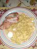Moñas con huevo y churrasco de pollo