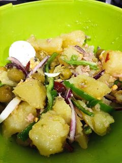Una foto de Ensalada fría de patatas y atún