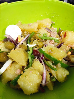 Una foto de Ensalada fría de patatas y atún