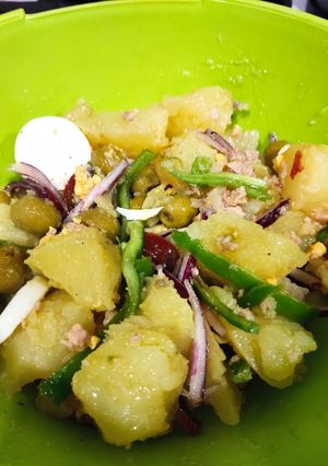 Una foto de Ensalada fría de patatas y atún