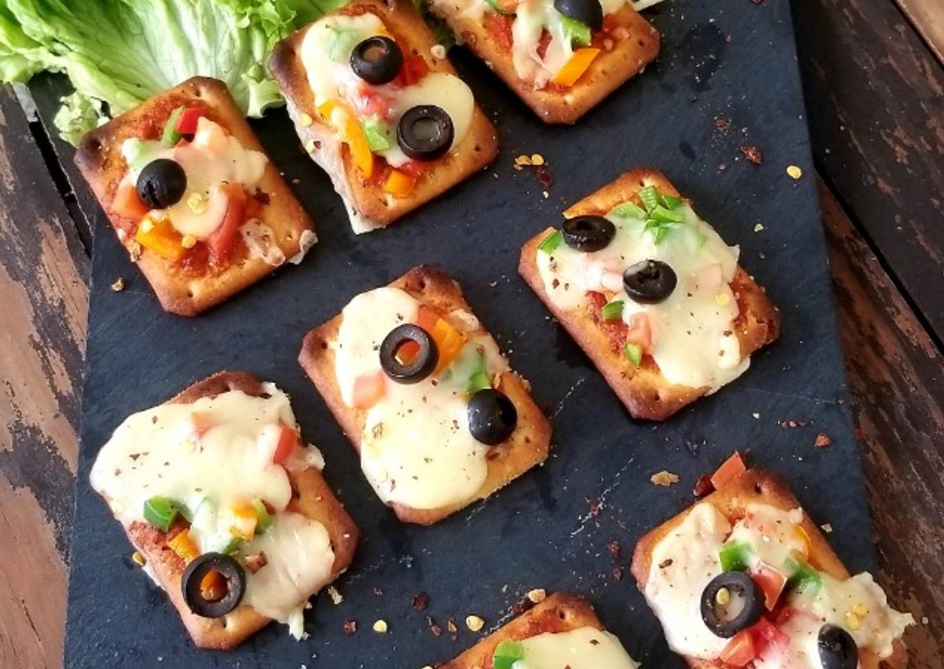 Pizza tuc canapes