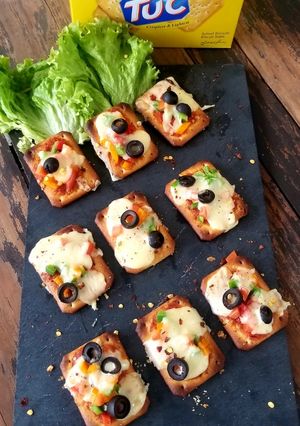 A picture of Pizza tuc canapes.